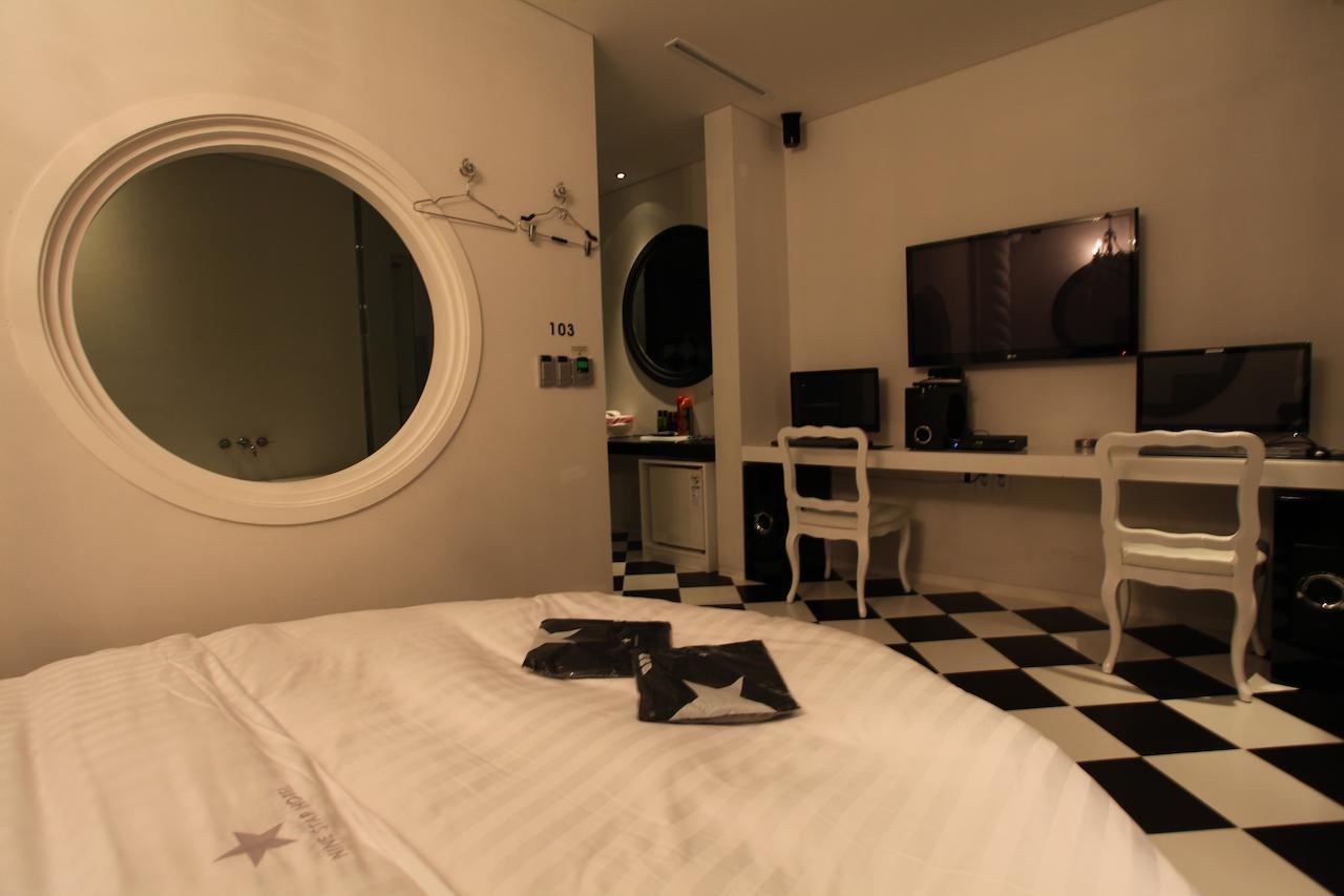 Nine Star Motel 2*
